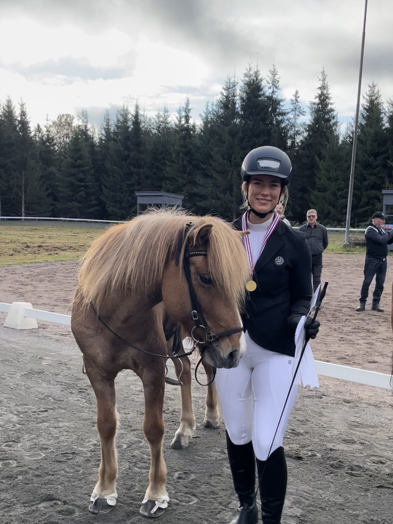 Benedicte trener islandshest